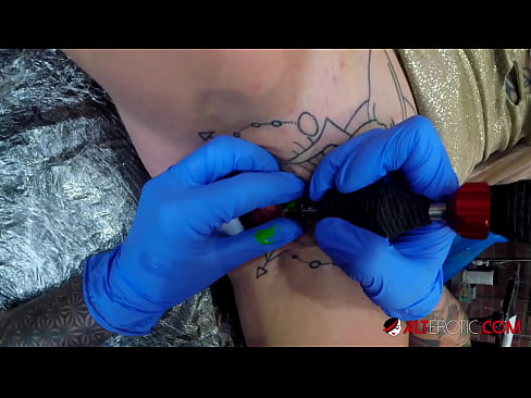 ❤️ Fìor tattooed hottie Sully Savage fhuair tattoo air a clitoris Pornografach  leinn gd.superpornpics.ru ️❤